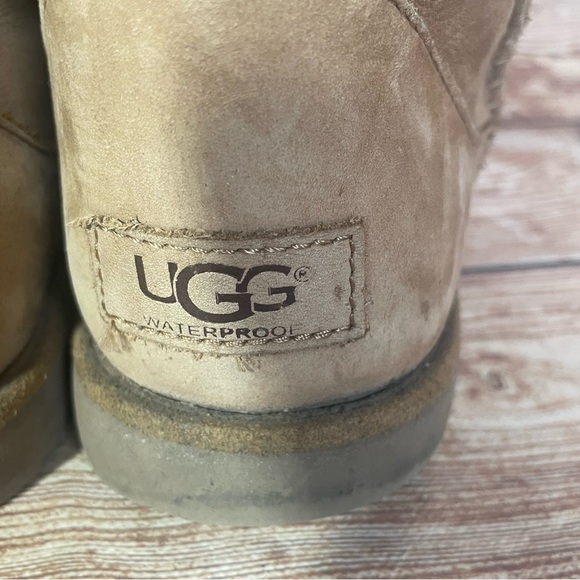 UGG Girls Classic Short II Pull On Winter Boots, Size 5 M Big Kid - Picture 4 of 11
